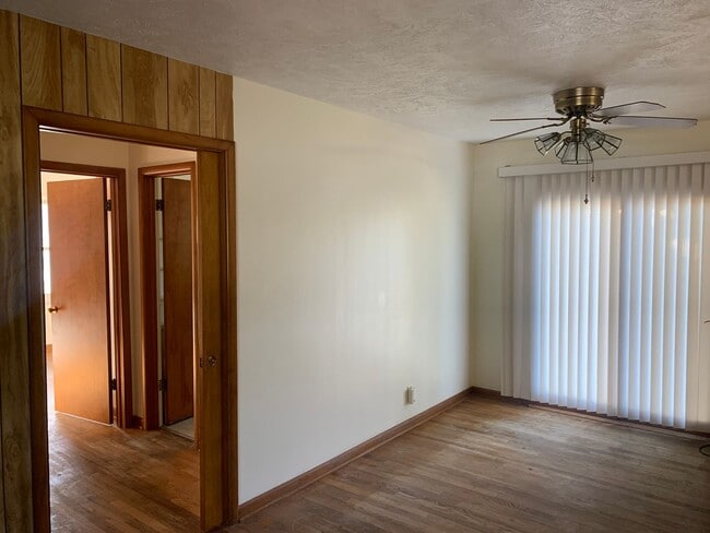 Building Photo - 3 bedroom, 1.5 Bath Home located near Skyv...