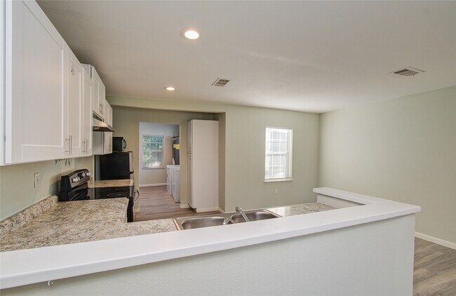 Building Photo - 4624 Kingsbury St