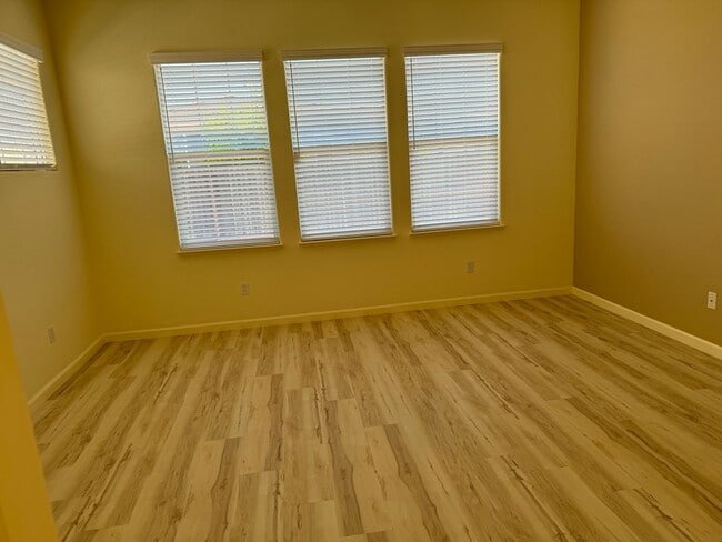 Building Photo - 877 Emerald Hills Cir