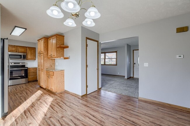 Building Photo - Conveniently Located 3 Bedroom Bellevue Home!!