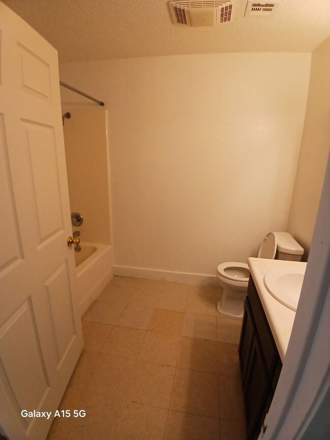 Building Photo - 3 Bedroom 2 bath