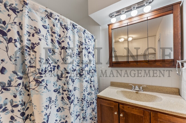 Building Photo - 2210 W Columbine Ln