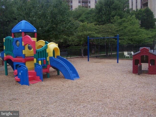 Building Photo - 6001 Arlington Blvd