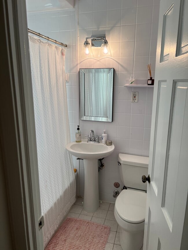 Building Photo - 1624 W Abingdon Dr