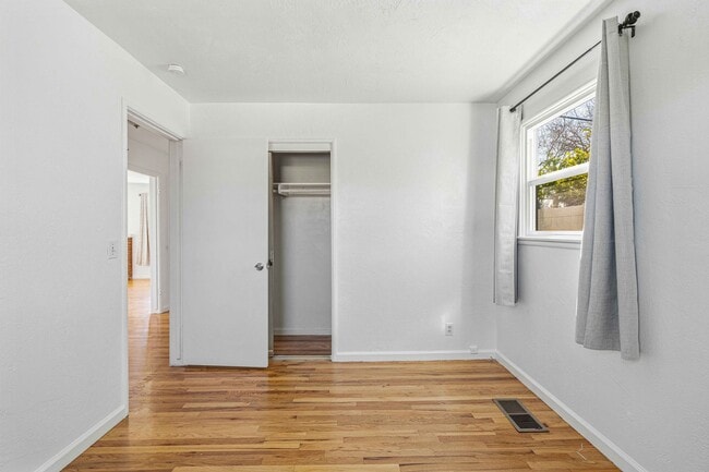 Building Photo - 1415 W Roseburg Ave