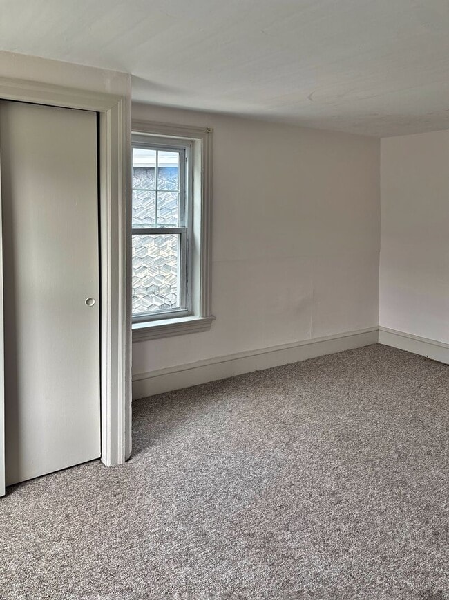 Building Photo - 3 bed 1.5 bathroom apartment in Harleysvil...