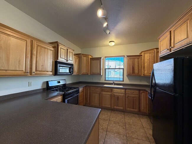 Building Photo - MCKENNA COTTAGES FOR RENT IN DOWNTOWN ST. GEORGE!