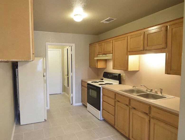 Building Photo - 1504 Benttree Dr
