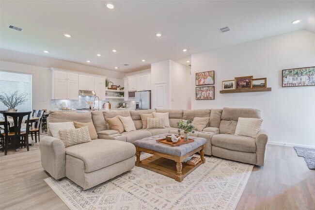 Building Photo - 4919 Shimmer Side Dr