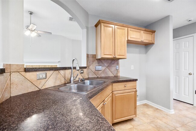 Building Photo - 2210 Melanie Park Dr