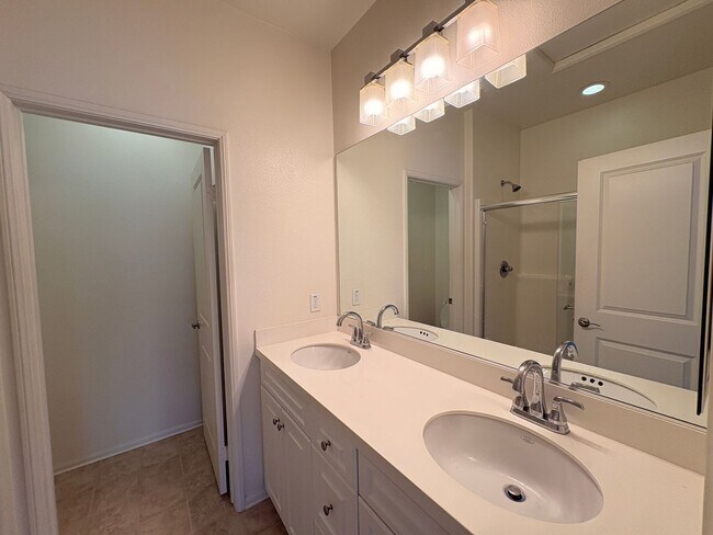 Building Photo - 3 Bed, 4 Bath in Eastvale!