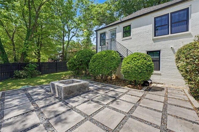 Building Photo - 2352 2nd Ave