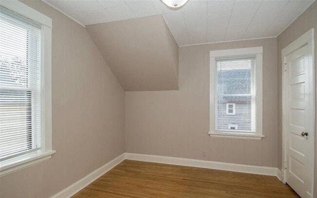 Building Photo - 625 N 16th Ave E