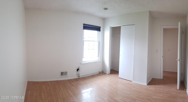 Building Photo - 320 Tulip Ln
