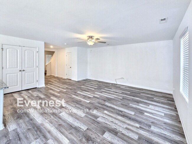 Building Photo - Spacious 3 Bed, 2.5 Bath Home with Attached Garage / Pet-Friendly / Vouchers Accepted / Available...