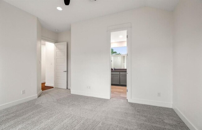 Building Photo - 406 Yale Oaks Ln