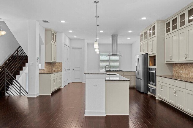 Building Photo - 6533 E Hill Dr