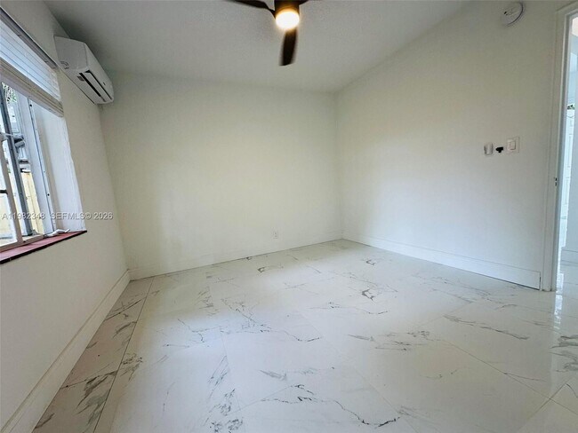 Building Photo - 407 SE 14th Ct