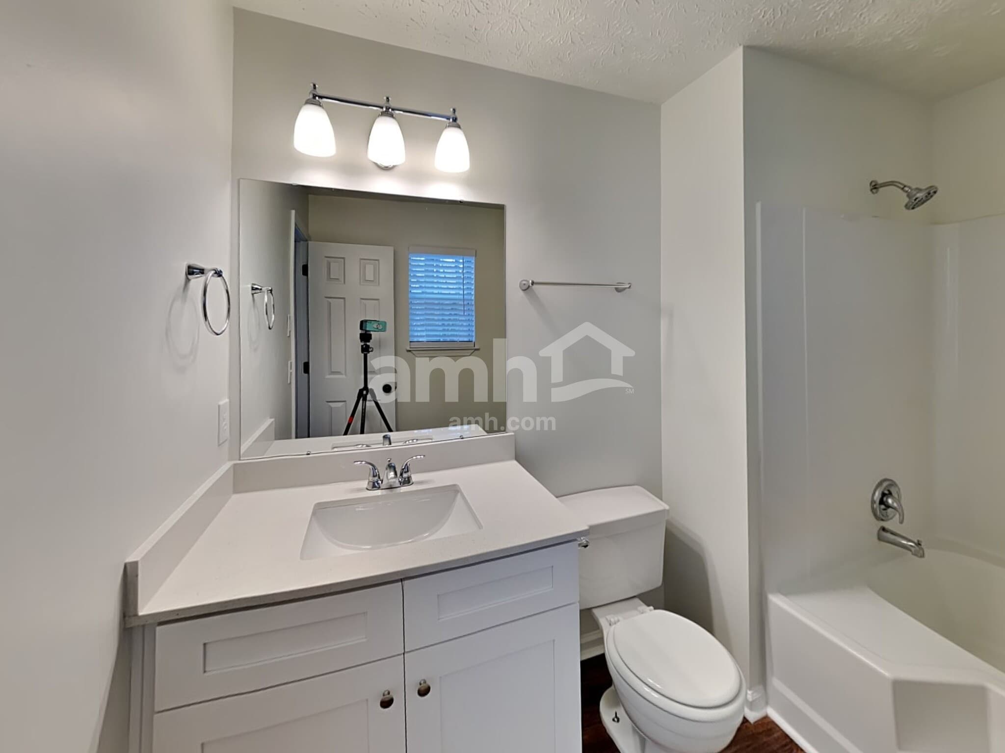 Building Photo - 6028 Woodcreek Dr