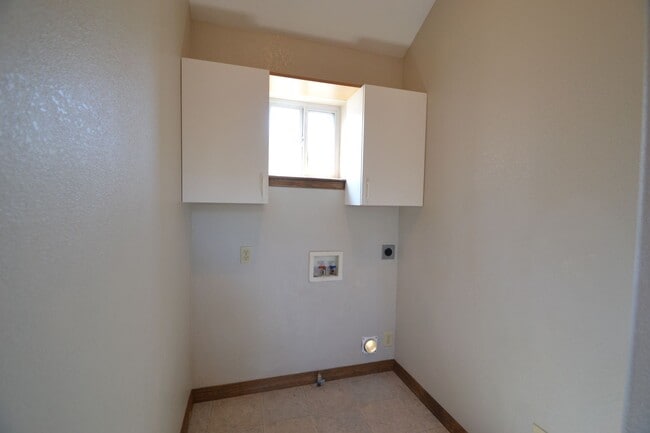 Building Photo - Ranch with Unfinished Basement in D20 with...
