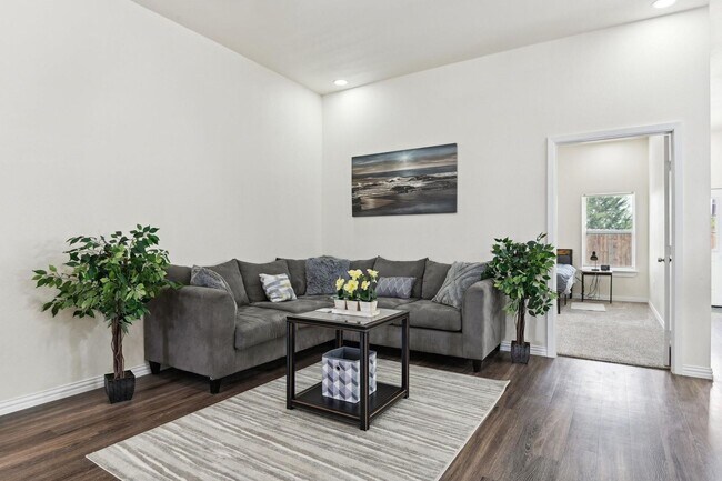 Building Photo - Spacious Custom New Build- 4 Bed 2 Bath Ho...
