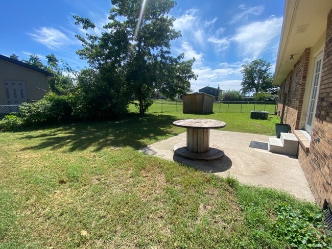 Building Photo - 1002 Glenn Dr