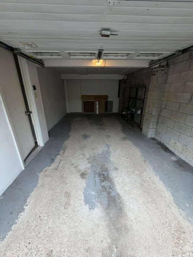 Building Photo - Beautiful Townhouse for Rent
