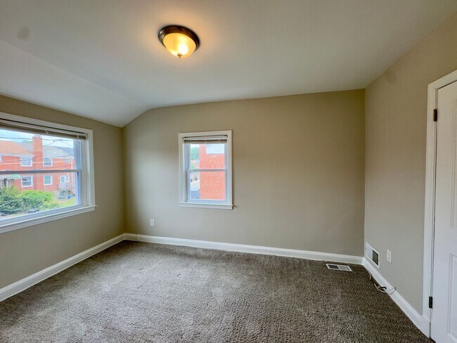 Building Photo - Charming 3 Bedroom/2 Bathroom Townhome in Dundalk, MD!