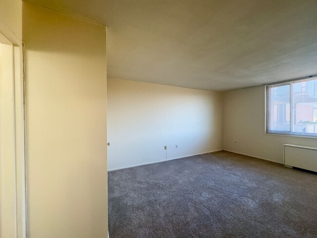 Building Photo - Spacious 2 Bedroom 2 Bath Condo near Johns Hopkins Homewood Campus!