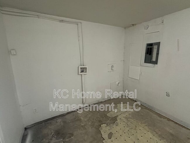 Building Photo - 8409 E 111 St