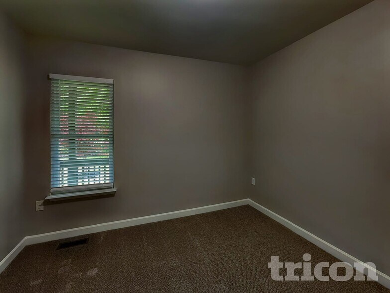 Building Photo - 8203 Knollwood Cir