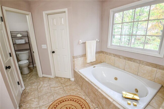 Building Photo - 1865 Oak Tree Hollow