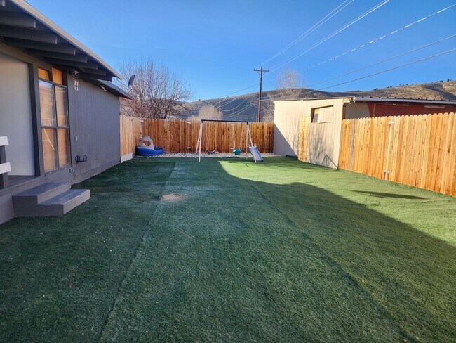 Building Photo - Beautiful 3 Bedroom with additonal 4th bedroom! Larg fenced front & backyard!!