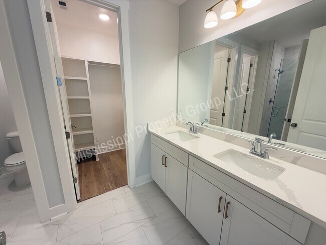 Building Photo - 703 Miramar Ln