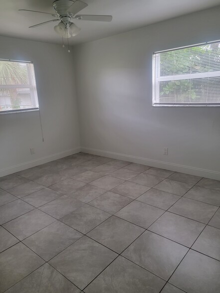 Building Photo - 853 SW 9th Ct