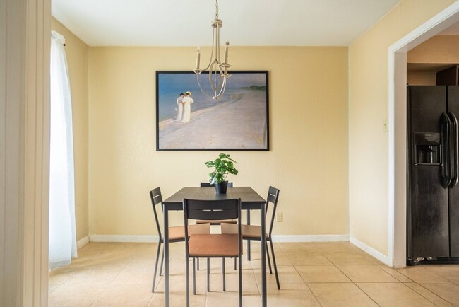 Building Photo - Queen room in 4-bed/2.0-bath Home