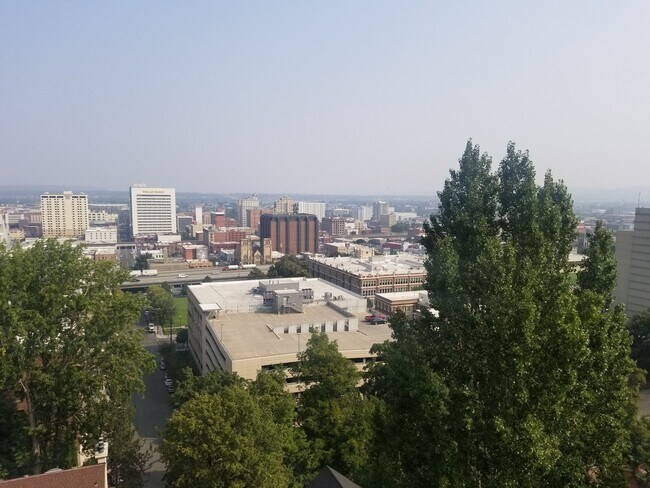 Building Photo - Class and Style! 3 Bed, 2 Bath South Hill ...