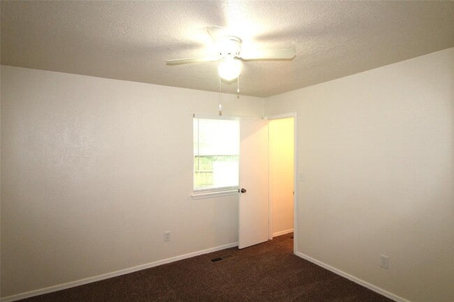 Building Photo - 900 Aspen Ct