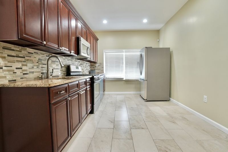 Building Photo - 27 Mt Pleasant Ave