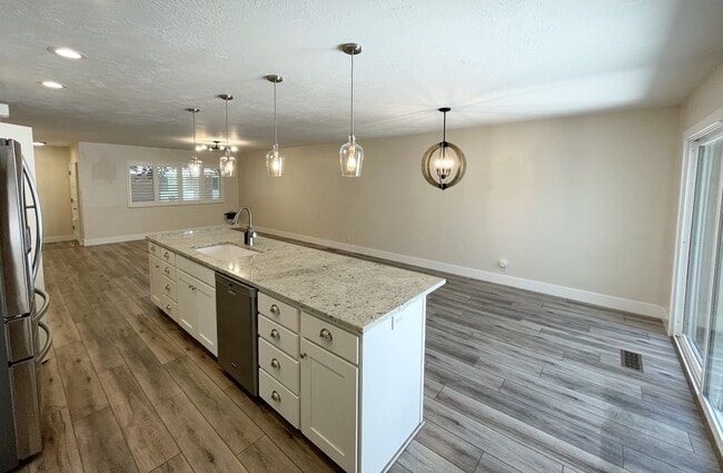 Building Photo - 852 E Three Fountains Dr
