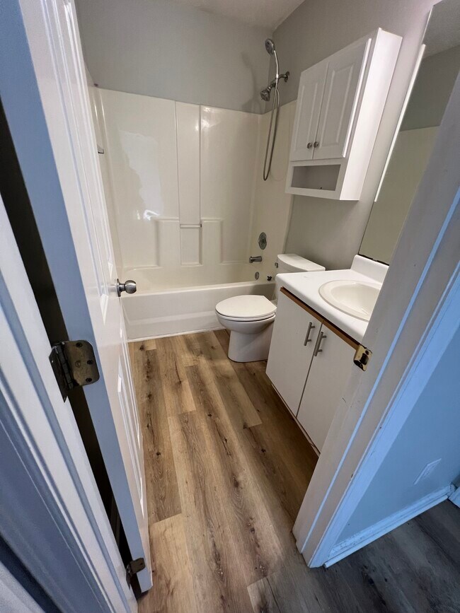 Guest bath - 4311 Jasmine Cove Way