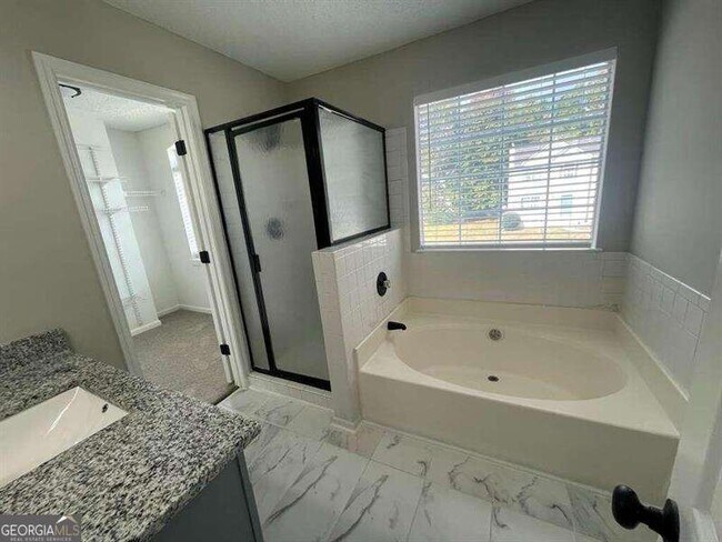Building Photo - 2200 Burdett Ridge Dr