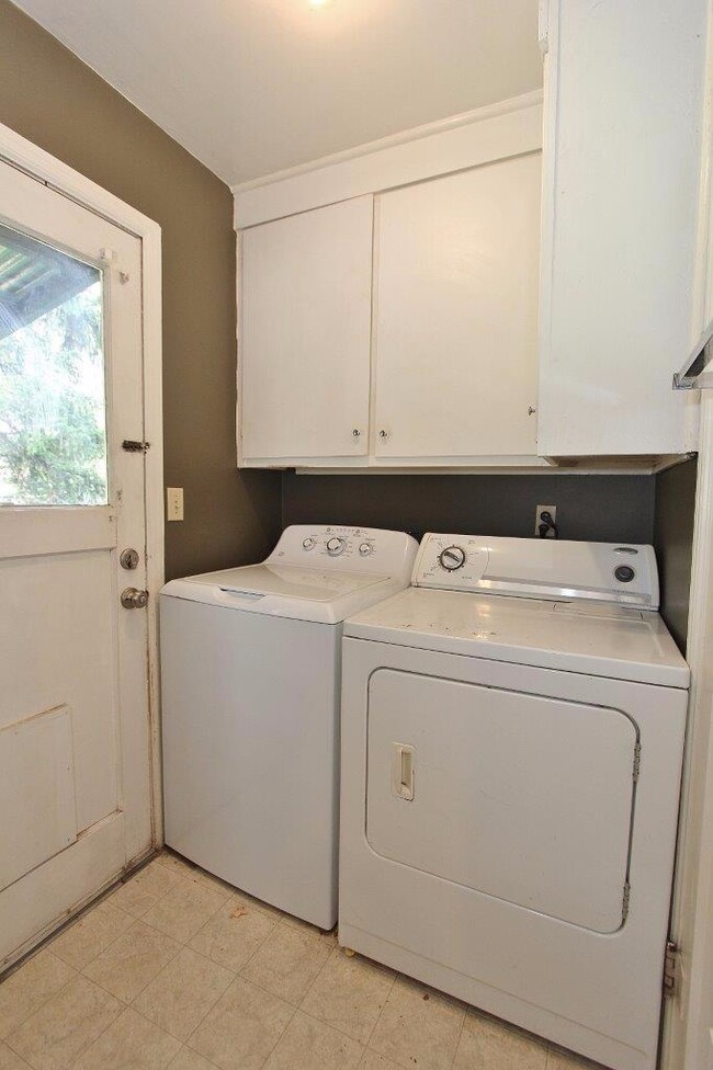 Building Photo - 1605 S Reinhart Dr