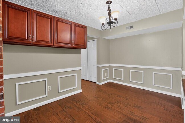Building Photo - 702 Deer Run