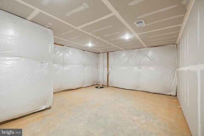 Building Photo - 148 Huntwell W Ave