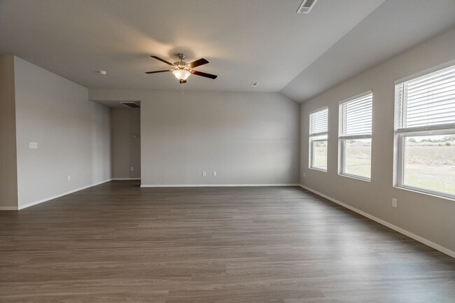 Building Photo - Large 4 Bedroom Home w/3 car Garage and Fe...