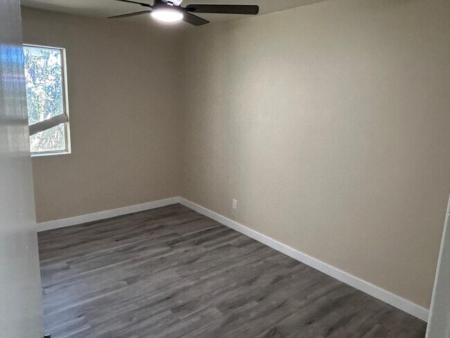 Building Photo - 726 E 3rd Ave