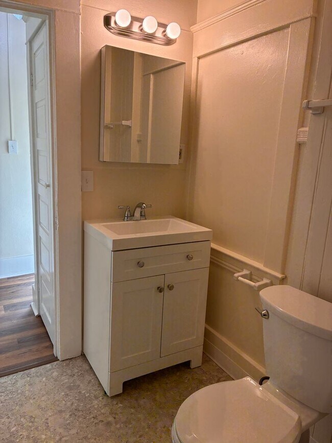 Building Photo - Winter Move-In Special!! Inner SE ::: RARE Opening, Vintage 1bd Near Belmont & Hawthorne!