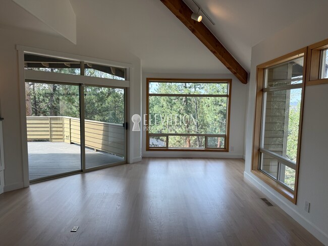 Building Photo - 5BR / 3.5BA Forest Retreat in NW Bend with ADU included