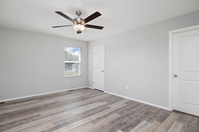 Building Photo - 3 bedroom duplex with a fully fenced yard-Westbury Gardens!